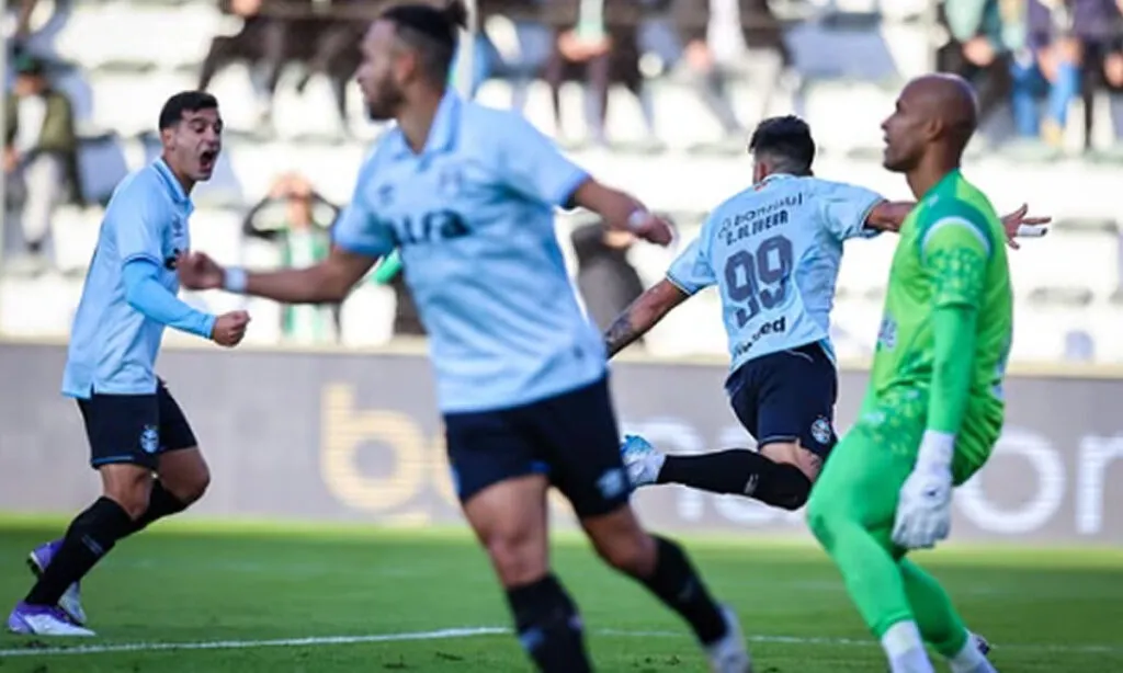 Grêmio chegou à terceira vitória consecutiva; Braithwaite, de pênalti, e Kike Olivera marcaram os gols da partida