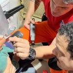 Menino de 2 anos passa mais de uma hora com panela de pressão presa na cabeça