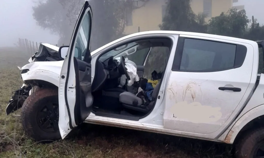 Colisão entre moto e caminhonete ocorreu na manhã desta sexta-feira. O motociclista morreu no local