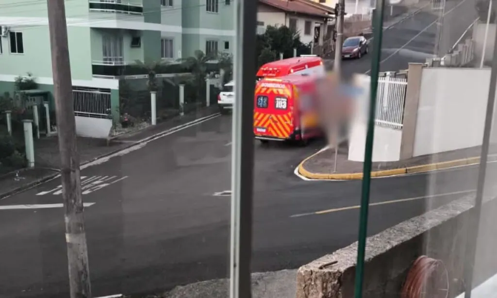 Menino de três anos morreu asfixiado após passar 10 horas dentro do veículo; madrasta responderá em liberdade