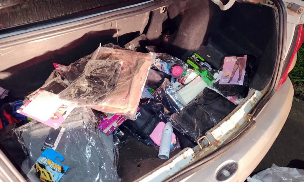 Mercadoria foi avaliada em mais de R$ 30 mil; Celulares, anabolizantes e roupas estavam em carro abordado pela PM no centro da cidade