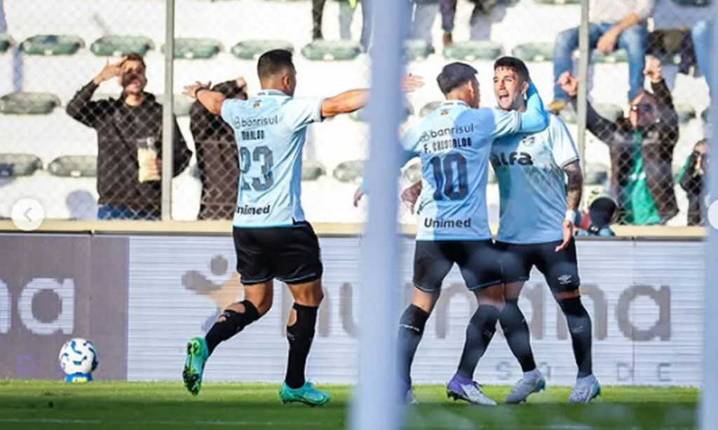 Grêmio chegou à terceira vitória consecutiva; Braithwaite, de pênalti, e Kike Olivera marcaram os gols da partida
