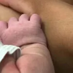 Justiça manda cartório reconhecer pai que deu à luz e mãe trans de bebê