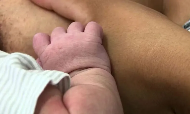 Justiça manda cartório reconhecer pai que deu à luz e mãe trans de bebê