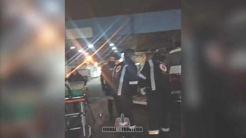 Sem ambulância Polícia Argentina transporta mulher ferida em viatura até socorro no Brasil