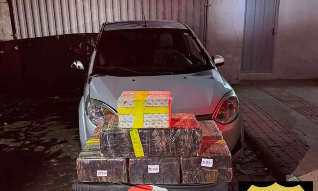 A maconha estava em um veículo Ford Fiesta, conduzido por um jovem de 20 anos que foi preso pelo crime de tráfico de drogas