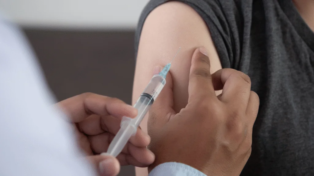 Paraná alcança 3,4 milhões de vacinas contra a gripe em 2025 e registra queda nos casos de síndromes respiratórias, especialmente entre crianças e idosos.