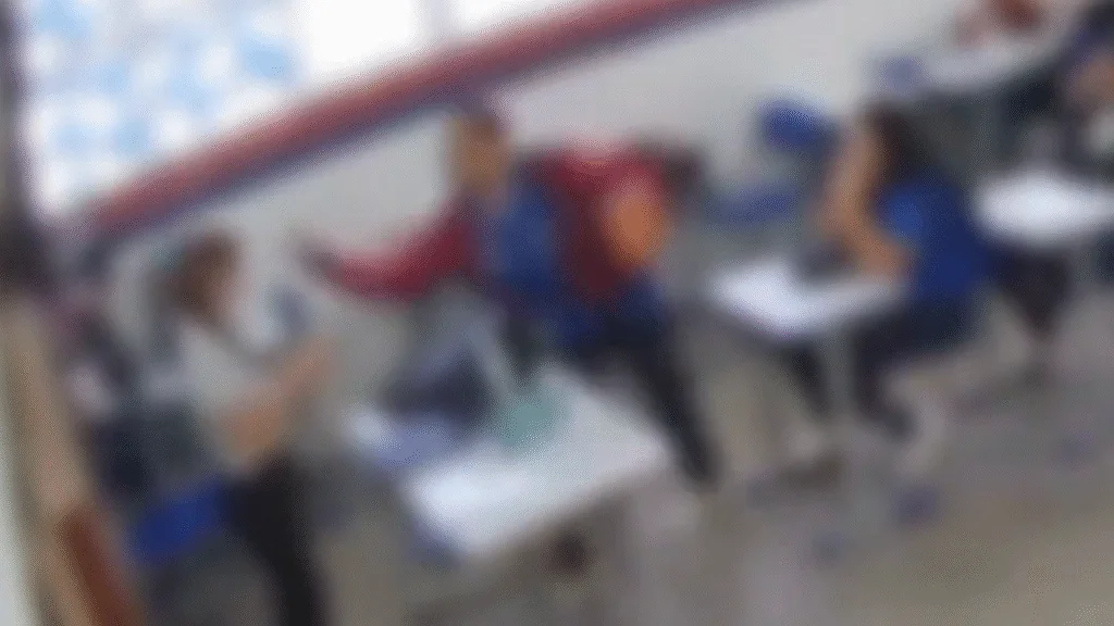 Uma professora da rede estadual foi agredida por um estudante de 17 anos durante uma aula no Colégio Estadual de Tempo Integral, em Brumado, na região sudoeste da Bahia. 