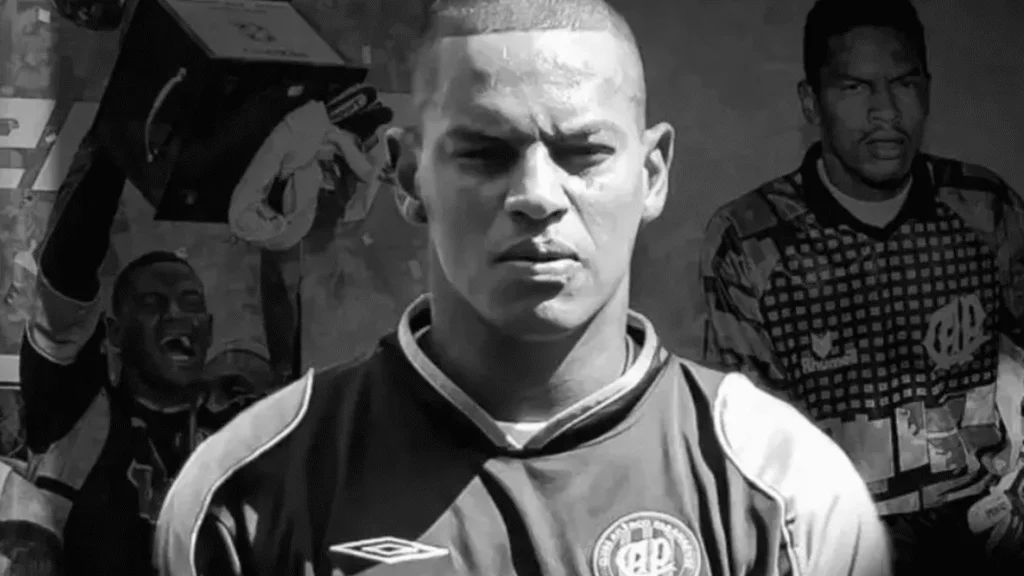 O ex-goleiro Flávio Pantera faleceu neste domingo (13), aos 54 anos, em Maceió, em decorrência de um câncer de próstata. Com uma carreira iniciada na década de 1990, Pantera acumulou passagens relevantes por clubes como CSA, Athletico Paranaense, Vasco e Paraná Clube. 