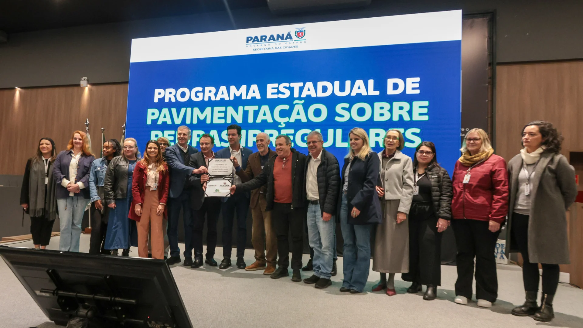 A Secretaria de Estado das Cidades do Paraná apresentou, nesta terça-feira (15), o Programa Estadual Pavimentação sobre Pedras Irregulares. A proposta visa substituir o calçamento de paralelepípedos e pedras poliédricas por pavimentação asfáltica em vias urbanas de municípios paranaenses, com foco em modernizar a infraestrutura e facilitar a mobilidade urbana.