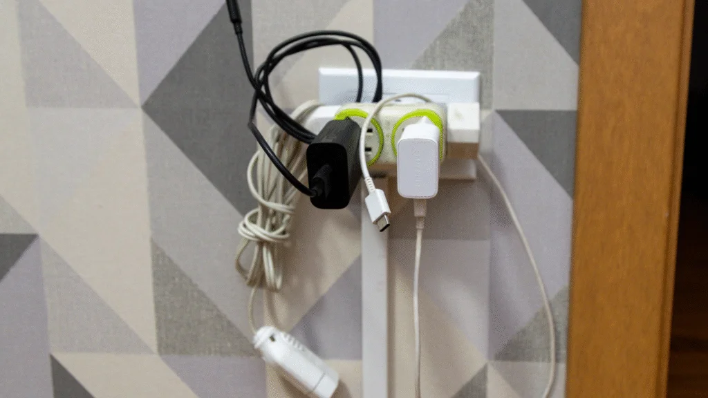 Copel reforça cuidados com eletricidade durante as férias escolares e alerta sobre riscos de choques em casa e acidentes com pipas em redes de energia