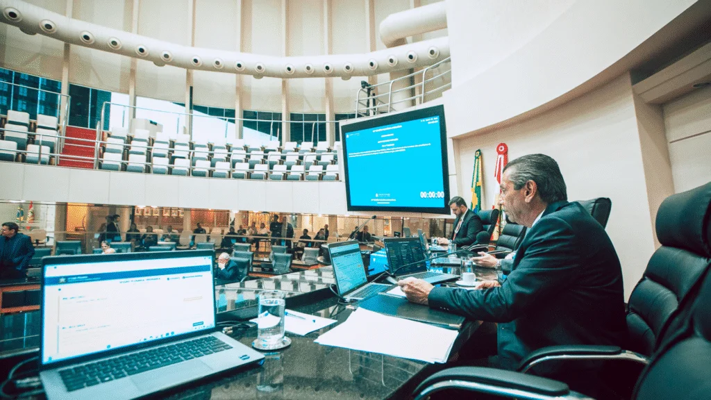 Assembleia de SC aprova projetos sobre prevenção ao AVC, busca de desaparecidos e reestruturação da gestão pública estadual.