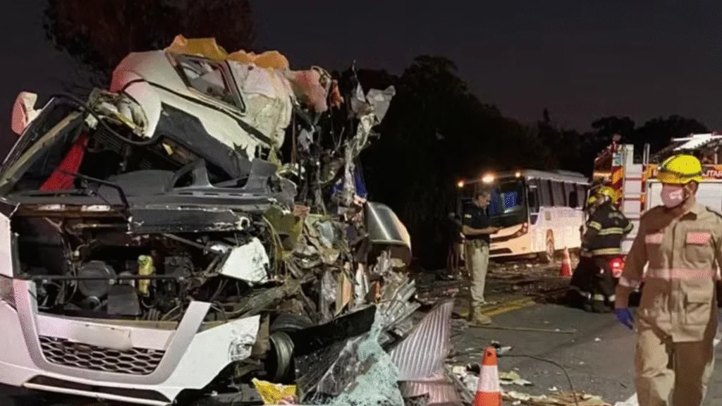 Colisão entre ônibus com estudantes e uma carreta deixa seis mortos na BR-153, em Porangatu (GO); autoridades seguem no local realizando atendimentos