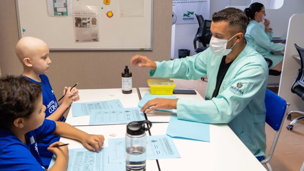 Estudantes em tratamento de saúde no Paraná seguem aprendendo com apoio do Sareh, que oferece aulas adaptadas em hospitais e unidades de acolhimento.