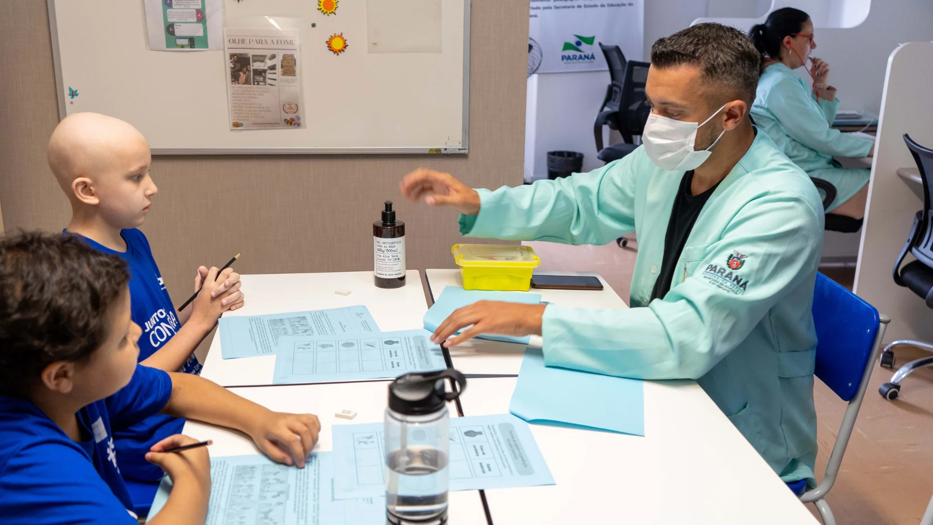 Estudantes em tratamento de saúde no Paraná seguem aprendendo com apoio do Sareh, que oferece aulas adaptadas em hospitais e unidades de acolhimento.