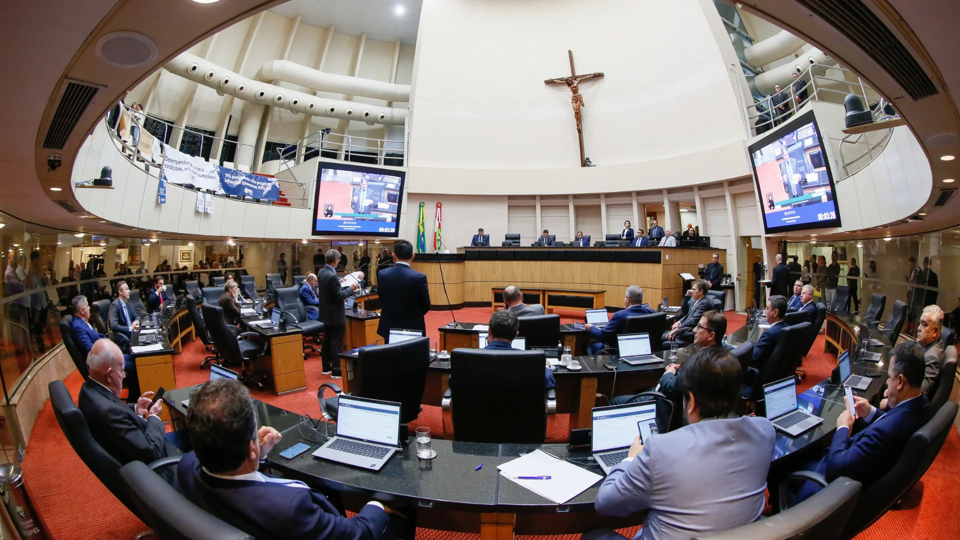 Assembleia aprova criação de cadastro estadual voltado à população em situação de rua; proposta aguarda decisão do governador.