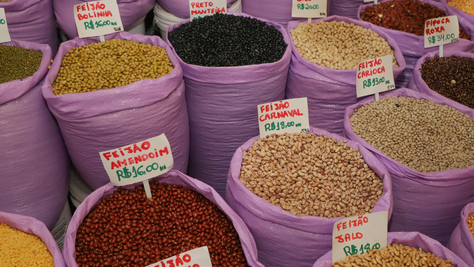 O Paraná encerrou a colheita da segunda safra de feijão com uma produção de 526,6 mil toneladas. Ao somar esse volume à colheita da primeira safra, que alcançou 338 mil toneladas, o estado atingiu um total de aproximadamente 865 mil toneladas em 2025.