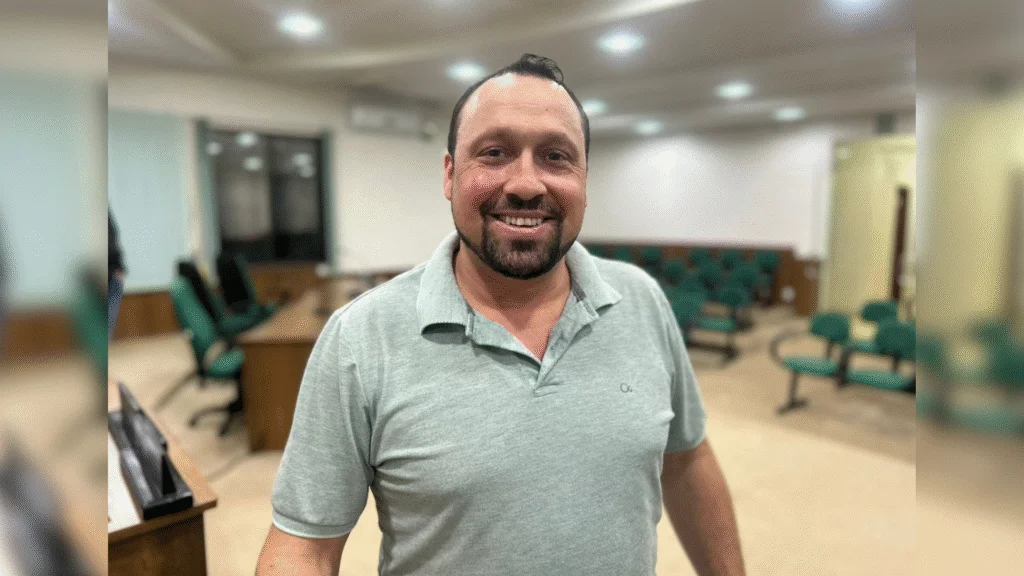 Presidente da Câmara de Flor da Serra, Juliano Constantino, destaca empenho dos vereadores na aprovação de projetos habitacionais e agrícolas, como a entrega de adubo