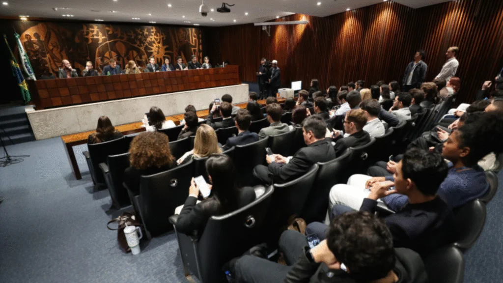 Na tarde desta segunda-feira (21), os deputados universitários participaram de uma audiência pública para discutir um projeto de lei do Poder Executivo que prevê a redução da alíquota do IPVA para 1% ao ano em veículos elétricos e híbridos.