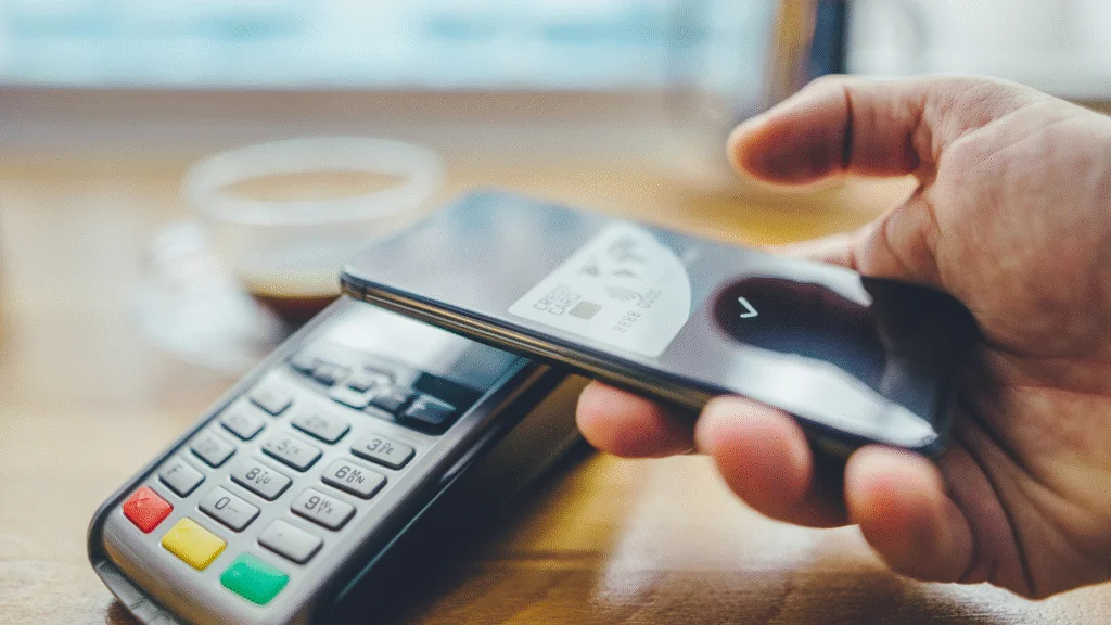 Crédito ou débito? Aprenda como funcionam, quando usar cada tipo de cartão e como operam suas versões digitais no dia a dia