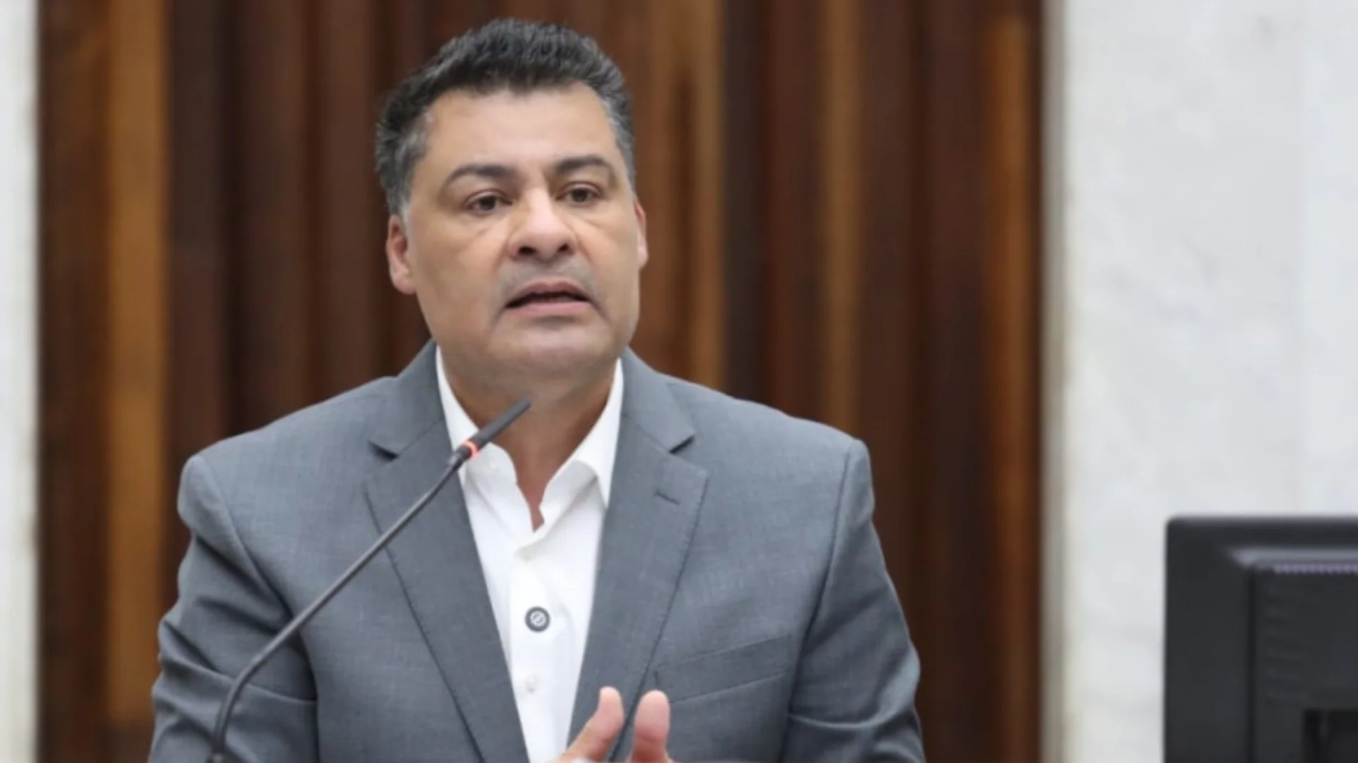 Projeto de lei propõe emissão gratuita da carteira de identificação estudantil no Paraná para alunos da rede pública e privada, com prioridade para o formato digital