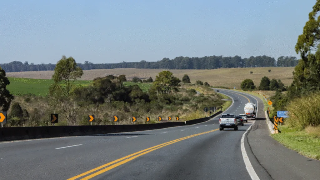A Assembleia Legislativa do Paraná aprovou, nesta segunda-feira (7), uma lei que estabelece a obrigatoriedade de acostamentos em todas as novas construções de rodovias estaduais. 