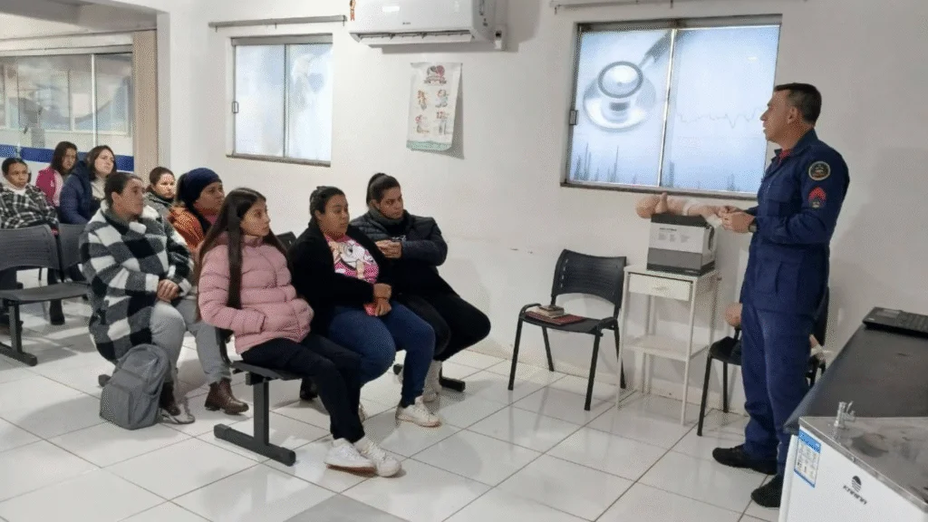 Encontro promovido pela Secretaria de Saúde abordou técnicas para agir em casos de engasgo em bebês, com apoio do Samu e Corpo de Bombeiros