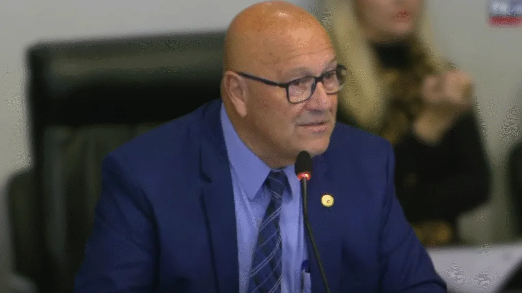 O deputado Luiz Claudio Romanelli (PSD), presidente da Comissão de Orçamento da Assembleia Legislativa do Paraná, destacou os R$ 6,6 bilhões em investimentos previstos na Lei de Diretrizes Orçamentárias (LDO) para 2026, aprovada nesta terça-feira (8). 