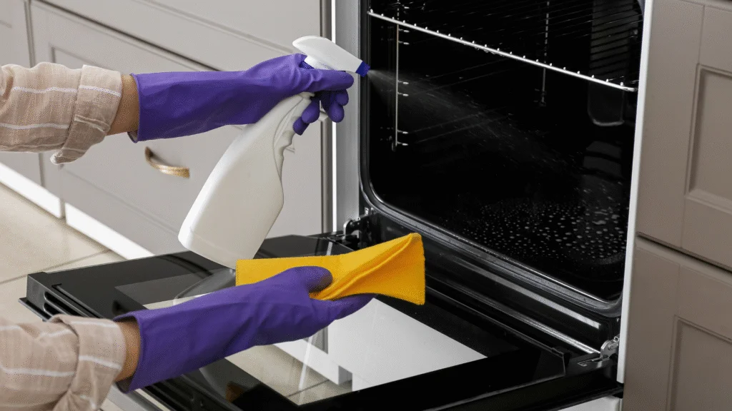 Bicarbonato com água é uma alternativa simples e eficaz para limpar o forno e eliminar odores sem recorrer a produtos químicos fortes