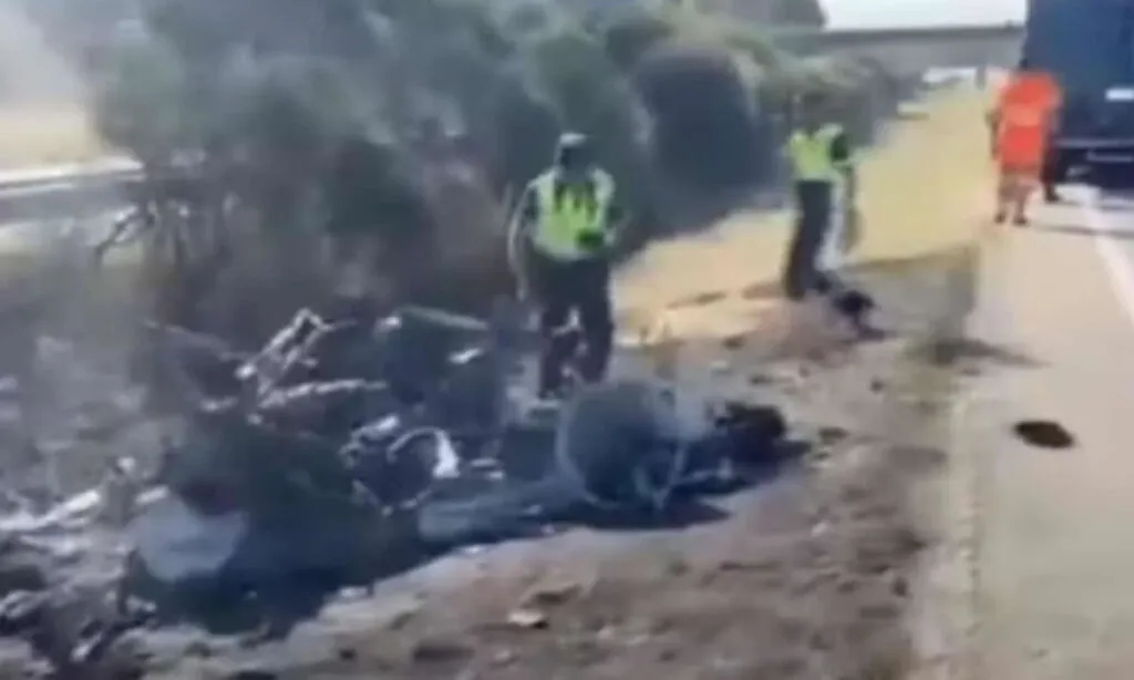 Carro do jogador pegou fogo em estrada após uma saída de pista. Irmão do atleta também estava no veículo