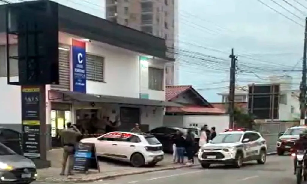 Vítimas eram corretores e foram identificados como Thiago Adolfo e Deyvid Luiz Leite, que também era cantor sertanejo. O suspeito é dono da imobiliária e foi preso em flagrante