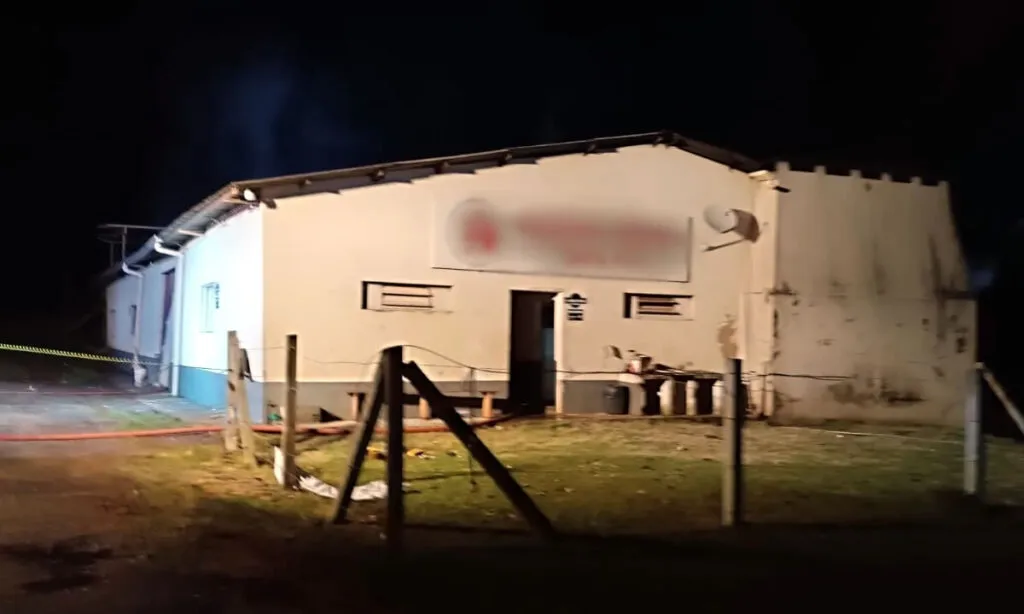 Incêndio foi registrado na madrugada desta terça-feira, na Linha Santa Rita. O Corpo de Bombeiros controlou as chamas e isolou a área