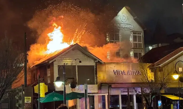 Incêndio destrói lojas e restaurante na principal rua de Gramado
