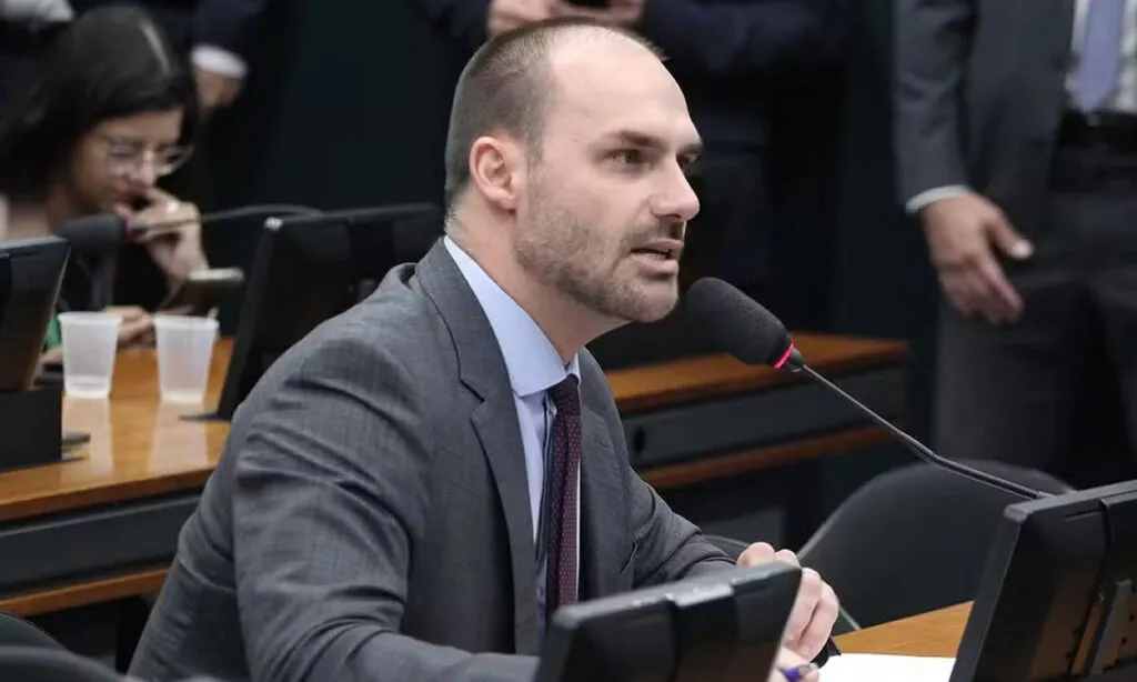 O ministro do STF Alexandre de Moraes declara que Eduardo Bolsonaro "intensificou condutas ilícitas" após a aplicação de medidas cautelares contra o pai