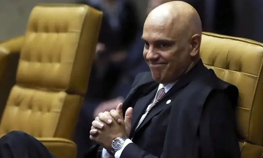 O Ministro do STF, Alexandre de Moraes proibiu ex-presidente de fazer postagens em suas redes ou na de terceiros. Mas, ato de Bolsonaro na Câmara apareceu em vídeos de terceiros