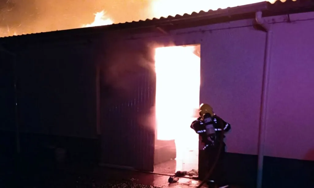 Incêndio foi registrado na madrugada desta terça-feira, na Linha Santa Rita. O Corpo de Bombeiros controlou as chamas e isolou a área
