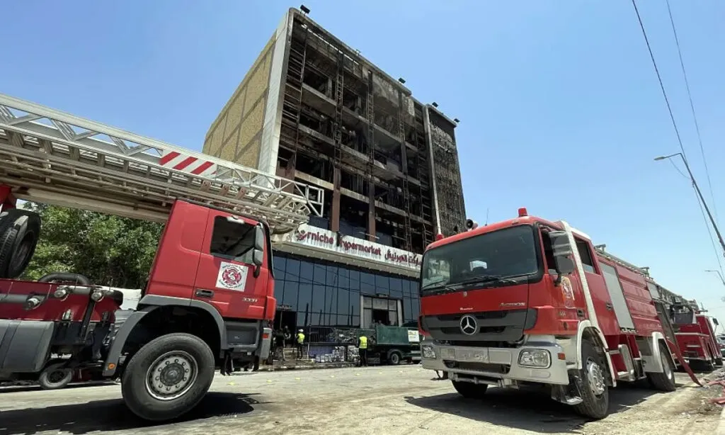 Shopping havia sido inaugurado cinco dias atrás, e incêndio começou durante a noite. Correspondente da AFP viu corpos carbonizados a caminho do hospital