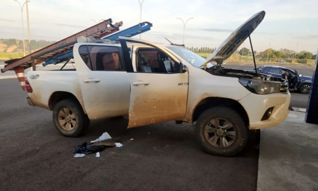 A caminhonete Toyota Hilux, teria sido roubada no RS. O motorista se diz fiel depositário e afirma que o veículo é fruto de um golpe que já está sendo investigado