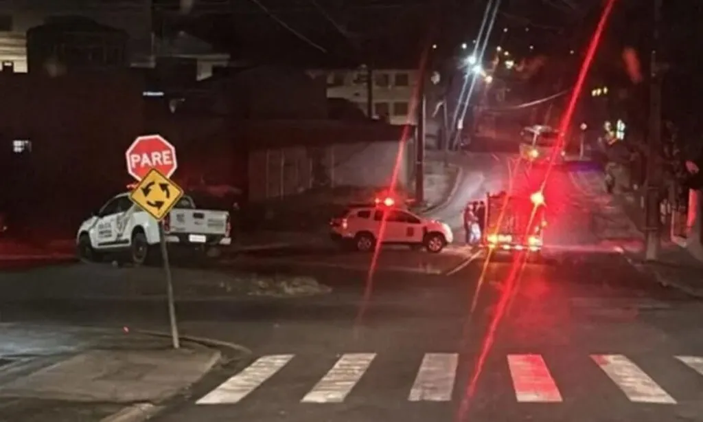 À Guarda Municipal a mãe disse que encontrou o menino com marcas de agressão e gelado. Ela teria deixado o filho sob os cuidados do pai para ir trabalhar