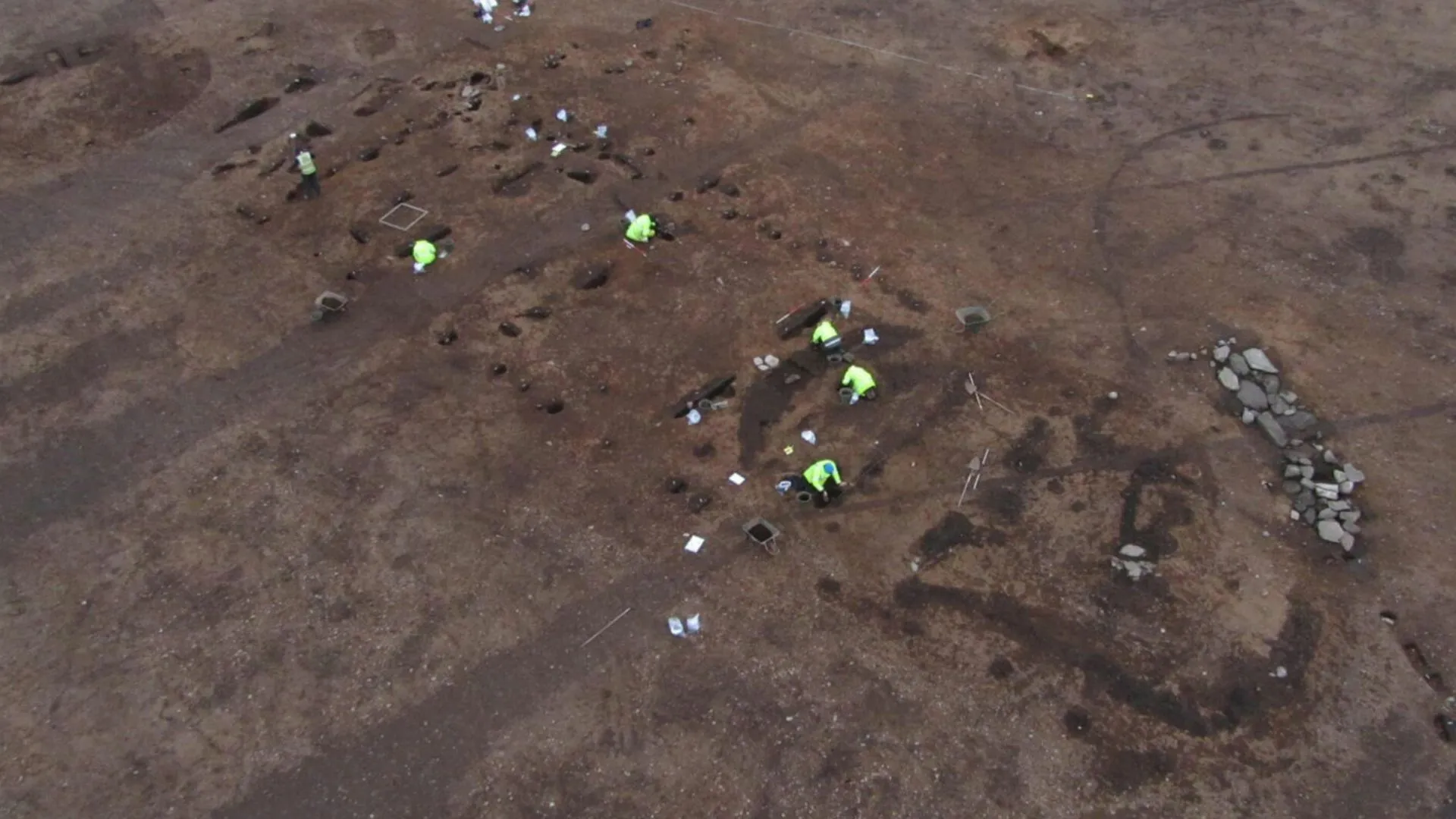 Salões de madeira milenares são encontrados na Escócia