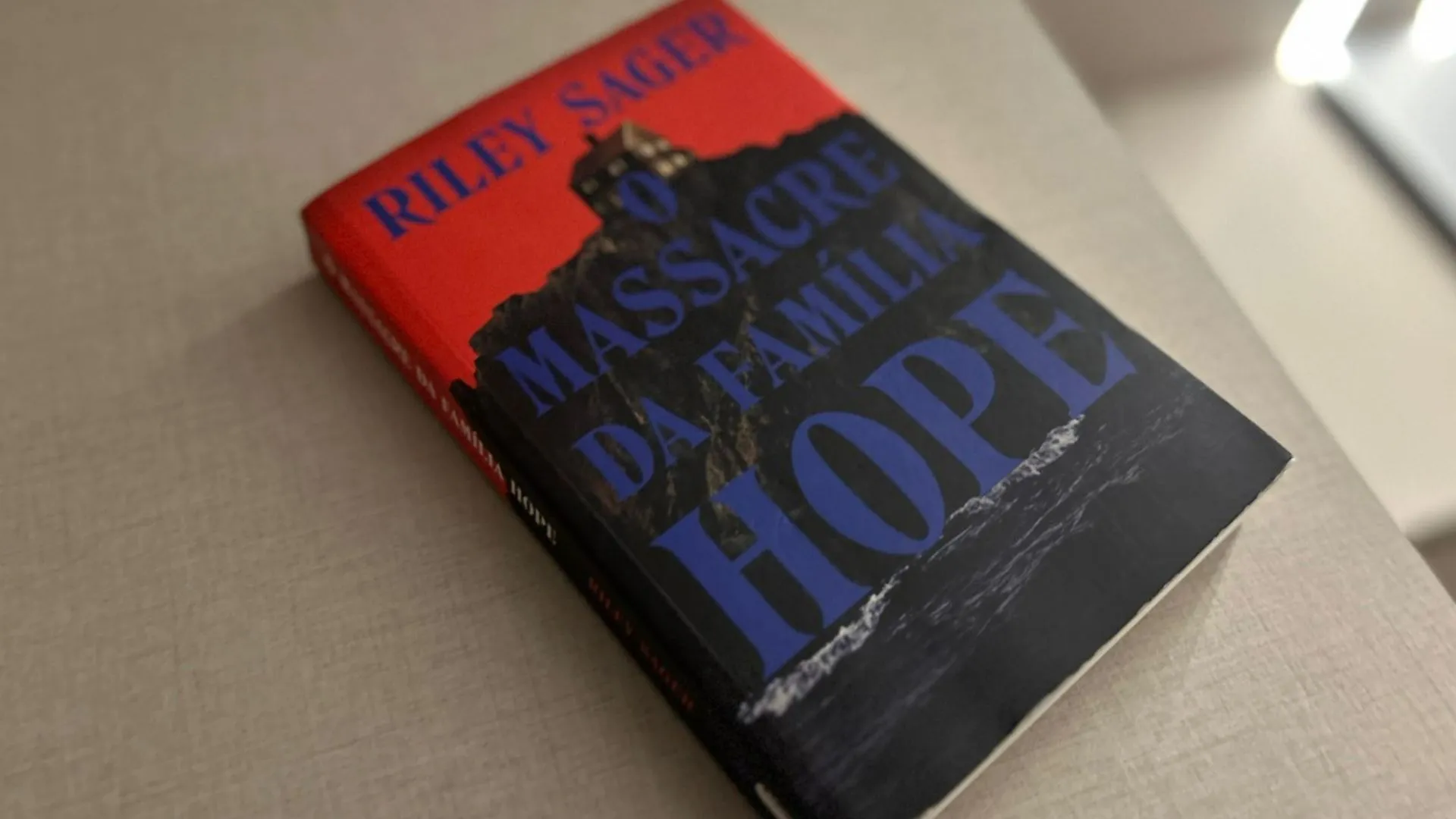 Resenha do livro "O Massacre da Família Hope" de Riley Sager
