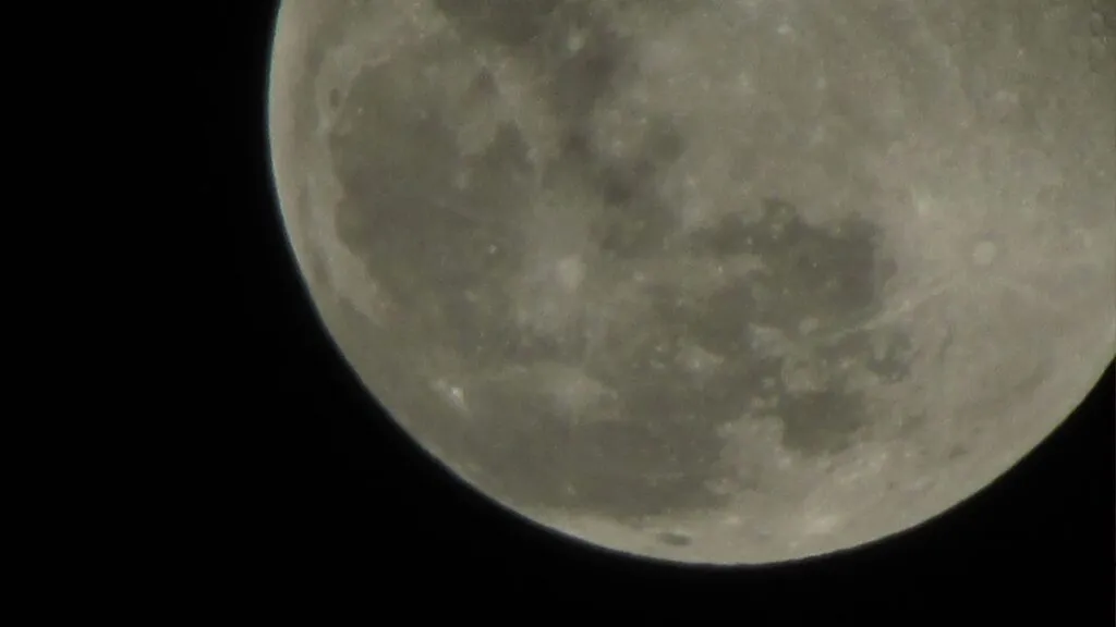 Meteorito lunar de 2,3 bilhões de anos revela período de atividade vulcânica na Lua