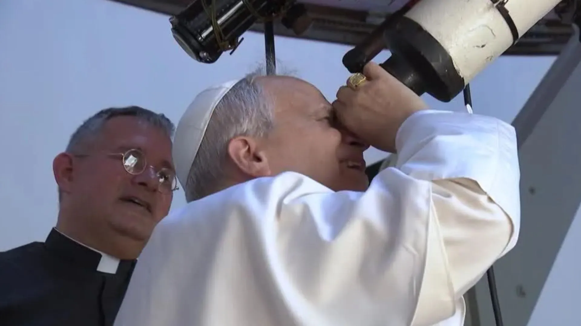 Papa visita observatório e contempla a Lua no aniversário da missão Apollo 11