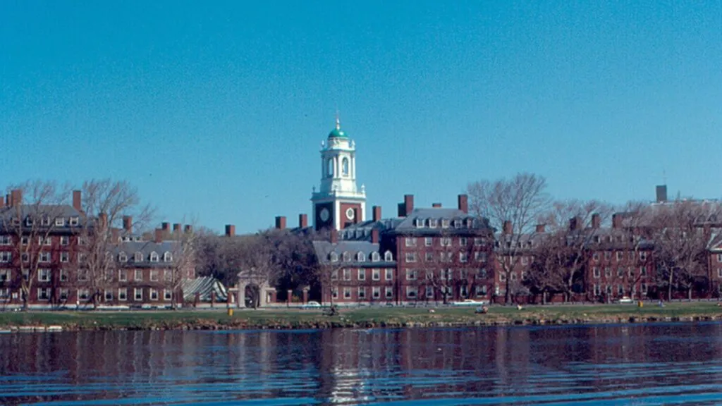 Harvard enfrenta governo Trump na justiça por corte bilionário de verbas