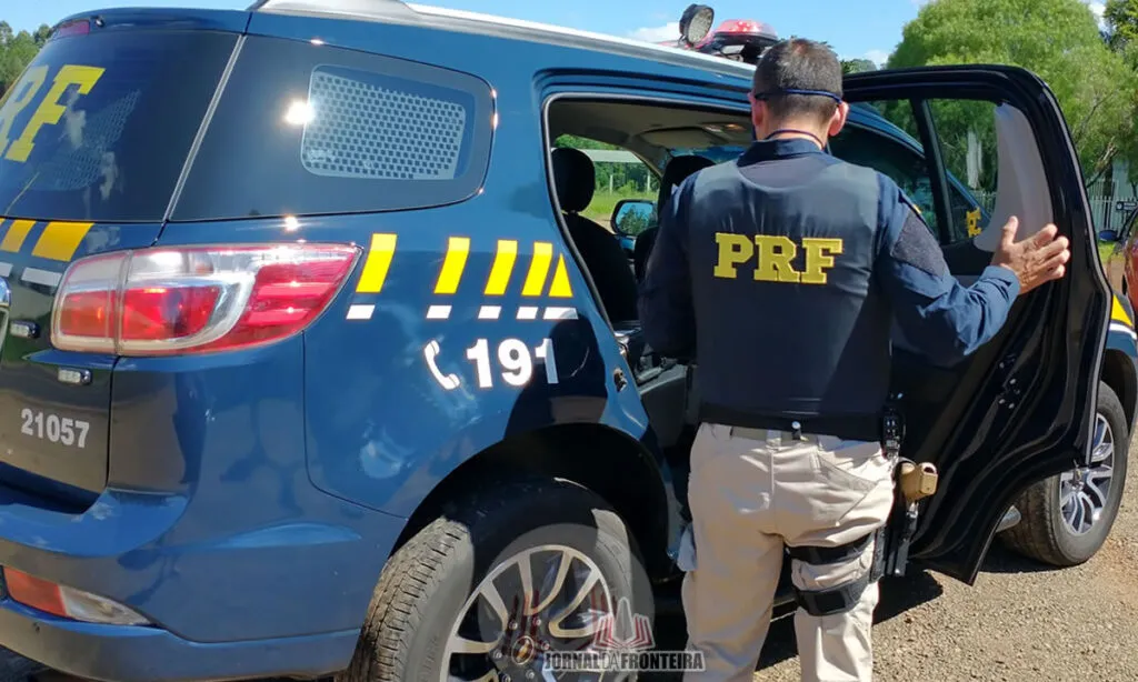 A caminhonete Toyota Hilux, teria sido roubada no RS. O motorista se diz fiel depositário e afirma que o veículo é fruto de um golpe que já está sendo investigado
