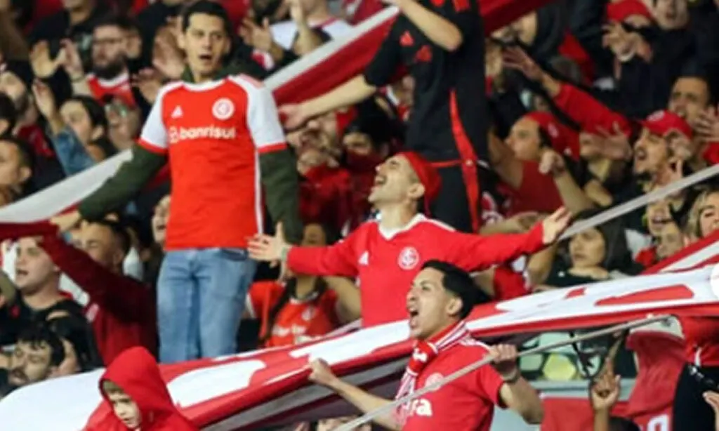 Mesmo jogando em casa, o Inter não fazia boa partida, mas na base da insistência chegou ao 1 a 0 diante do Vitória