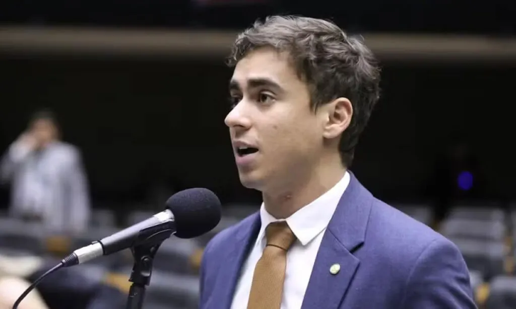 O Deputado federal André Janones se defendeu dizendo que trata Nikolas desta maneira por falas transfóbicas dele em 2023