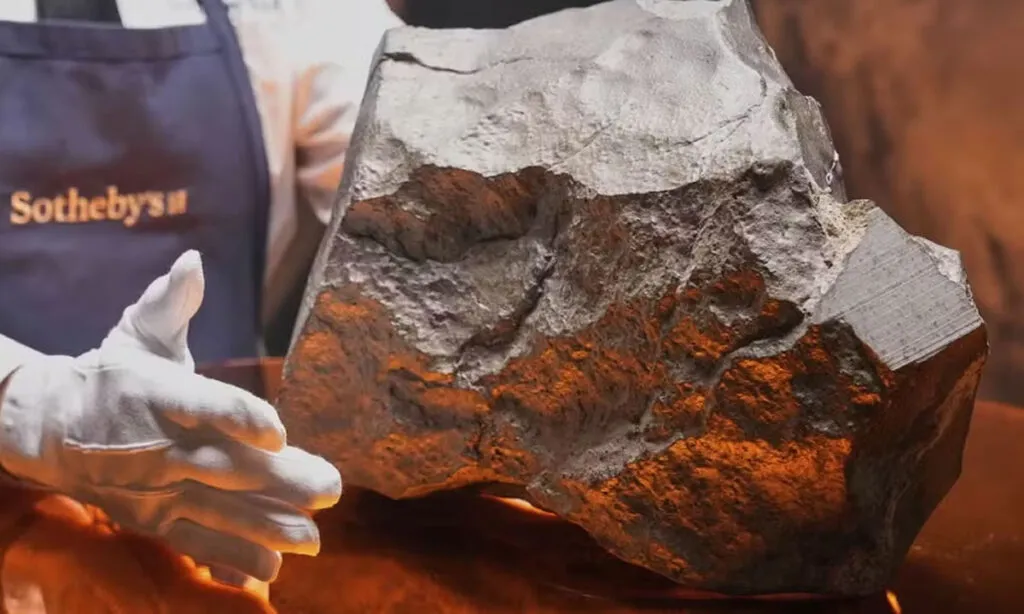 A pedra pesa 25 quilos, veio do planeta vermelho e representa quase 7% de todo o material marciano encontrado na Terra até hoje. Leilão acontece em Nova York