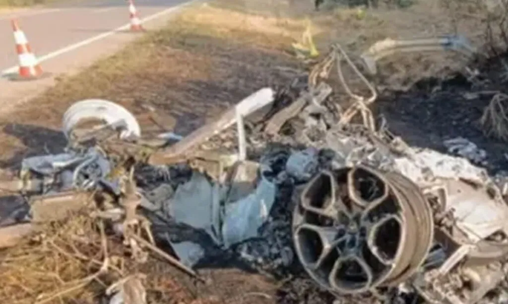Carro do jogador pegou fogo em estrada após uma saída de pista. Irmão do atleta também estava no veículo