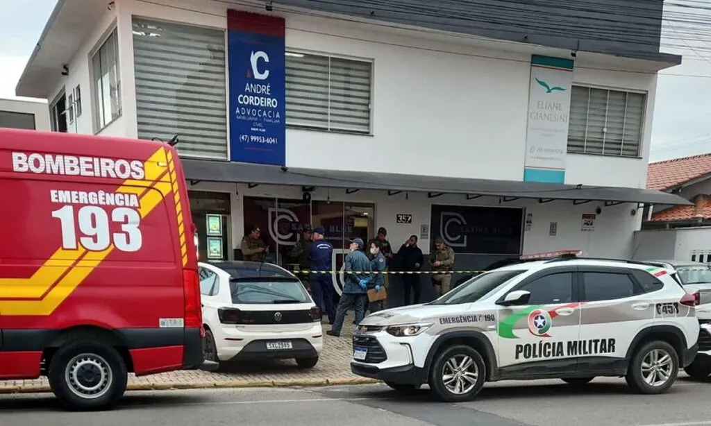 Vítimas eram corretores e foram identificados como Thiago Adolfo e Deyvid Luiz Leite, que também era cantor sertanejo. O suspeito é dono da imobiliária e foi preso em flagrante